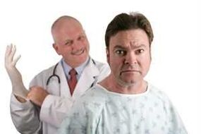 Doktor, prostatit tedavisini reçete etmeden önce hastanın prostatının dijital muayenesini yapar. 